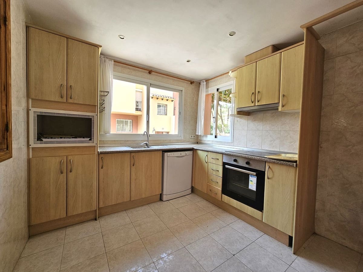 4 soveværelse Byhus til salg i Nueva Andalucia med swimmingpool garage - € 599.000 (Ref: 9129292)