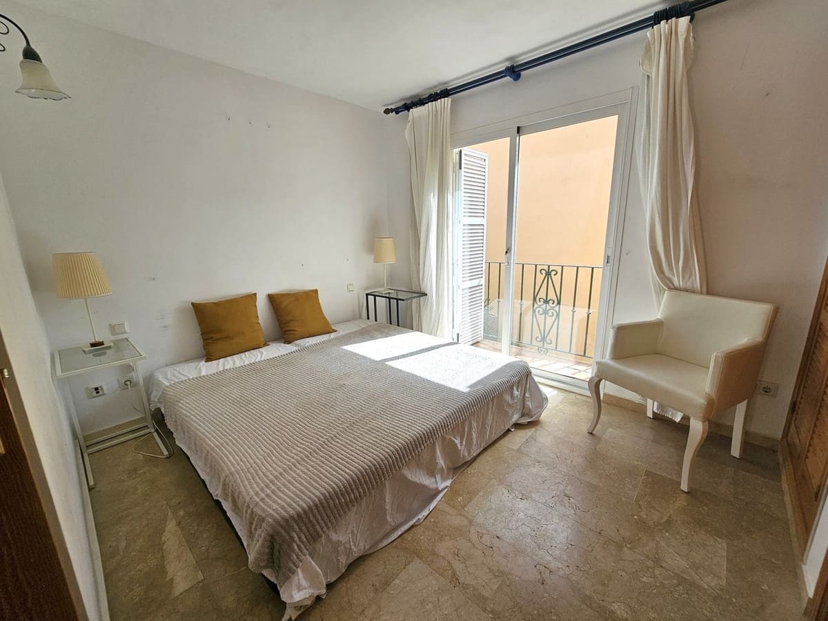 4 soveværelse Byhus til salg i Nueva Andalucia med swimmingpool garage - € 599.000 (Ref: 9129292)