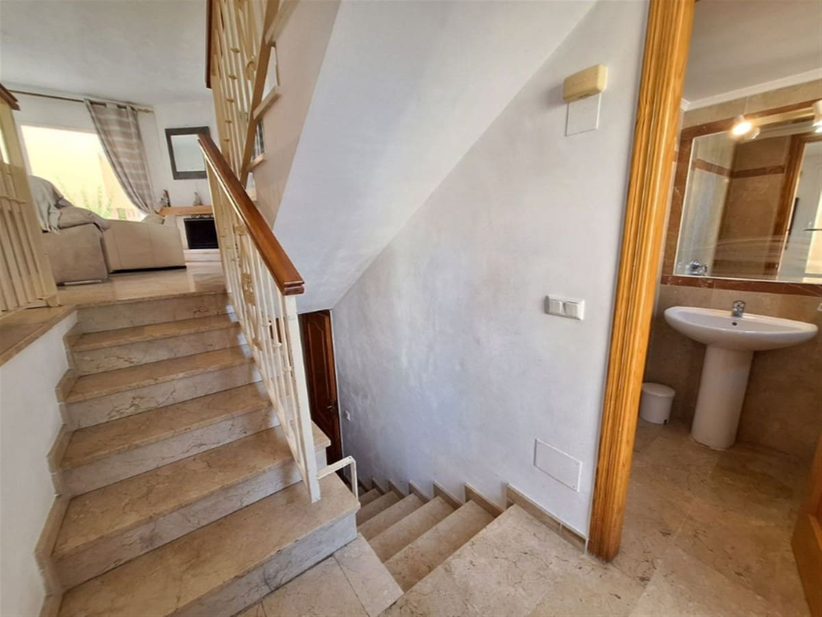 4 soveværelse Byhus til salg i Nueva Andalucia med swimmingpool garage - € 599.000 (Ref: 9129292)