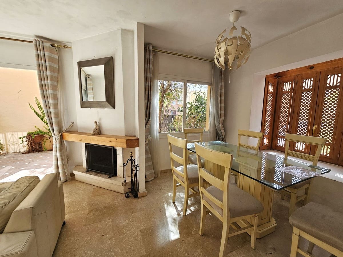 4 soveværelse Byhus til salg i Nueva Andalucia med swimmingpool garage - € 599.000 (Ref: 9129292)