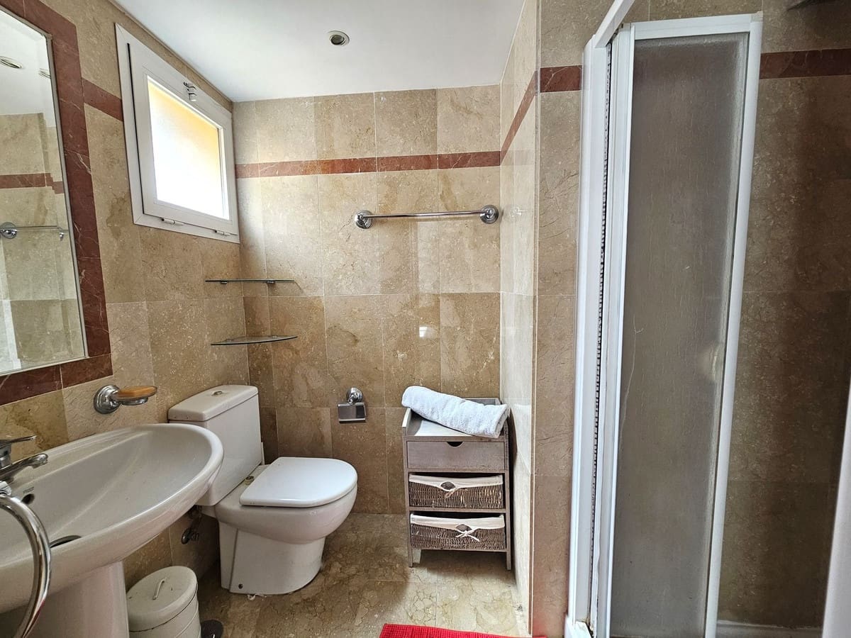 4 soveværelse Byhus til salg i Nueva Andalucia med swimmingpool garage - € 599.000 (Ref: 9129292)