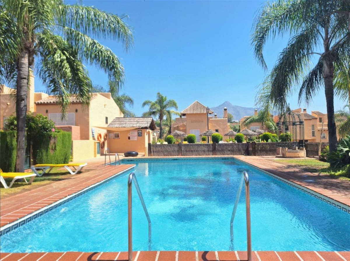 4 soveværelse Byhus til salg i Nueva Andalucia med swimmingpool garage - € 599.000 (Ref: 9129292)