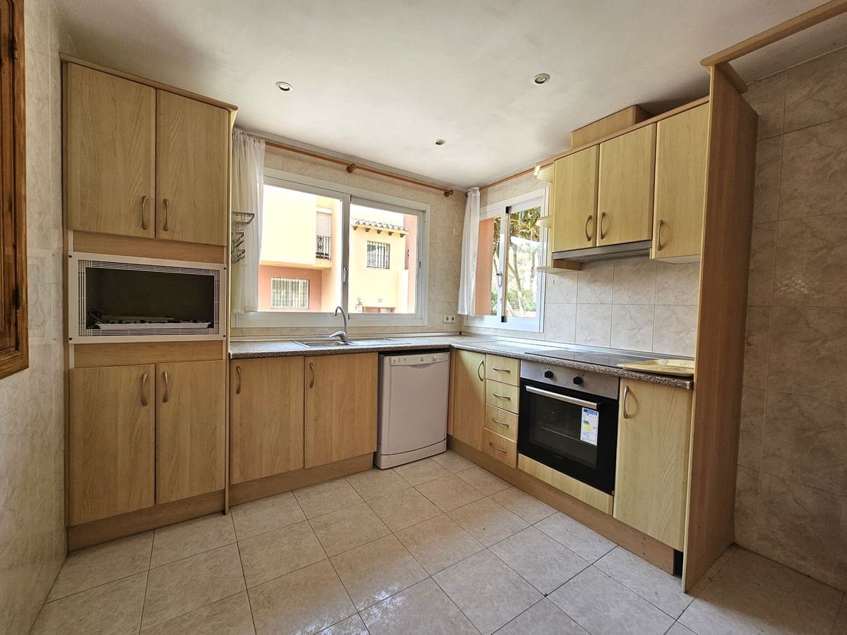 4 sovrum Hus till salu i Nueva Andalucia med pool garage - 599 000 € (Ref: 9129292)