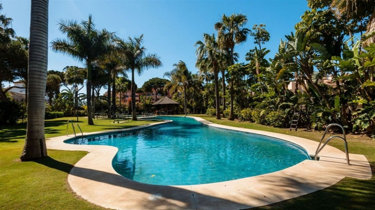 3 chambre Appartement à vendre à Puerto Banus avec piscine garage - 849 000 € (Ref: 9142319)