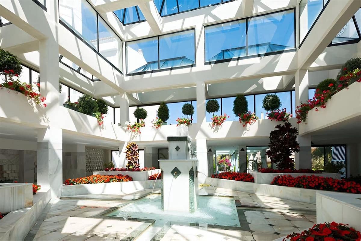 2 bedroom Apartment for sale in Puerto Banus with pool - € 1,070,000 (Ref: 9193301)