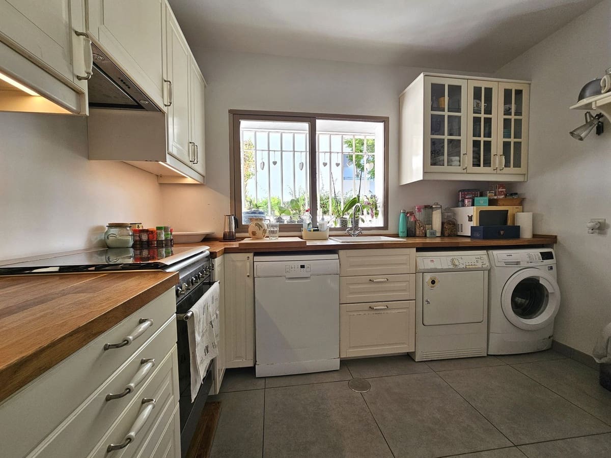 3 bedroom Townhouse for sale in Marbella with pool - € 945,000 (Ref: 9244498)