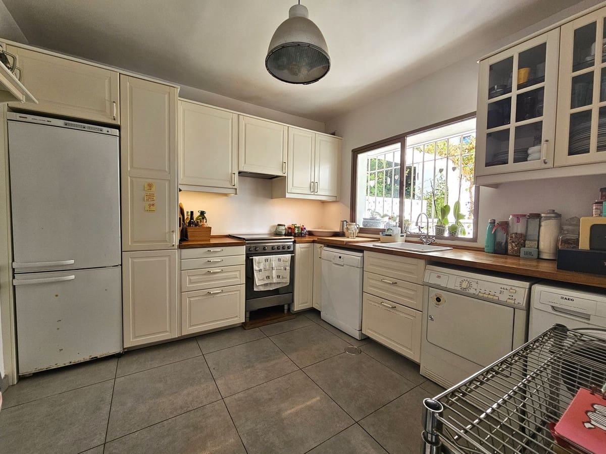 3 bedroom Townhouse for sale in Marbella with pool - € 945,000 (Ref: 9244498)