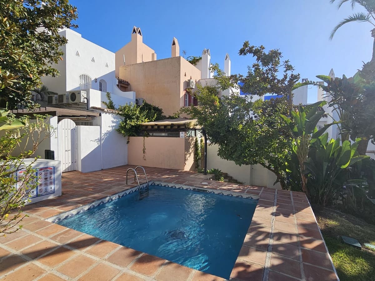 5 soveværelse Byhus til salg i Nueva Andalucia med swimmingpool - € 690.000 (Ref: 9297415)