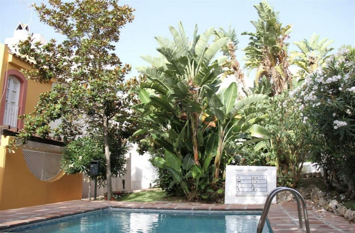 5 soveværelse Byhus til salg i Nueva Andalucia med swimmingpool - € 690.000 (Ref: 9297415)