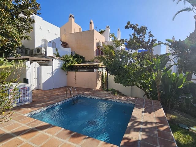 5 makuuhuone Omakotitalo myytävänä paikassa Nueva Andalucia, Marbella mukana uima-altaan - 690 000 € (Ref: 9297415)