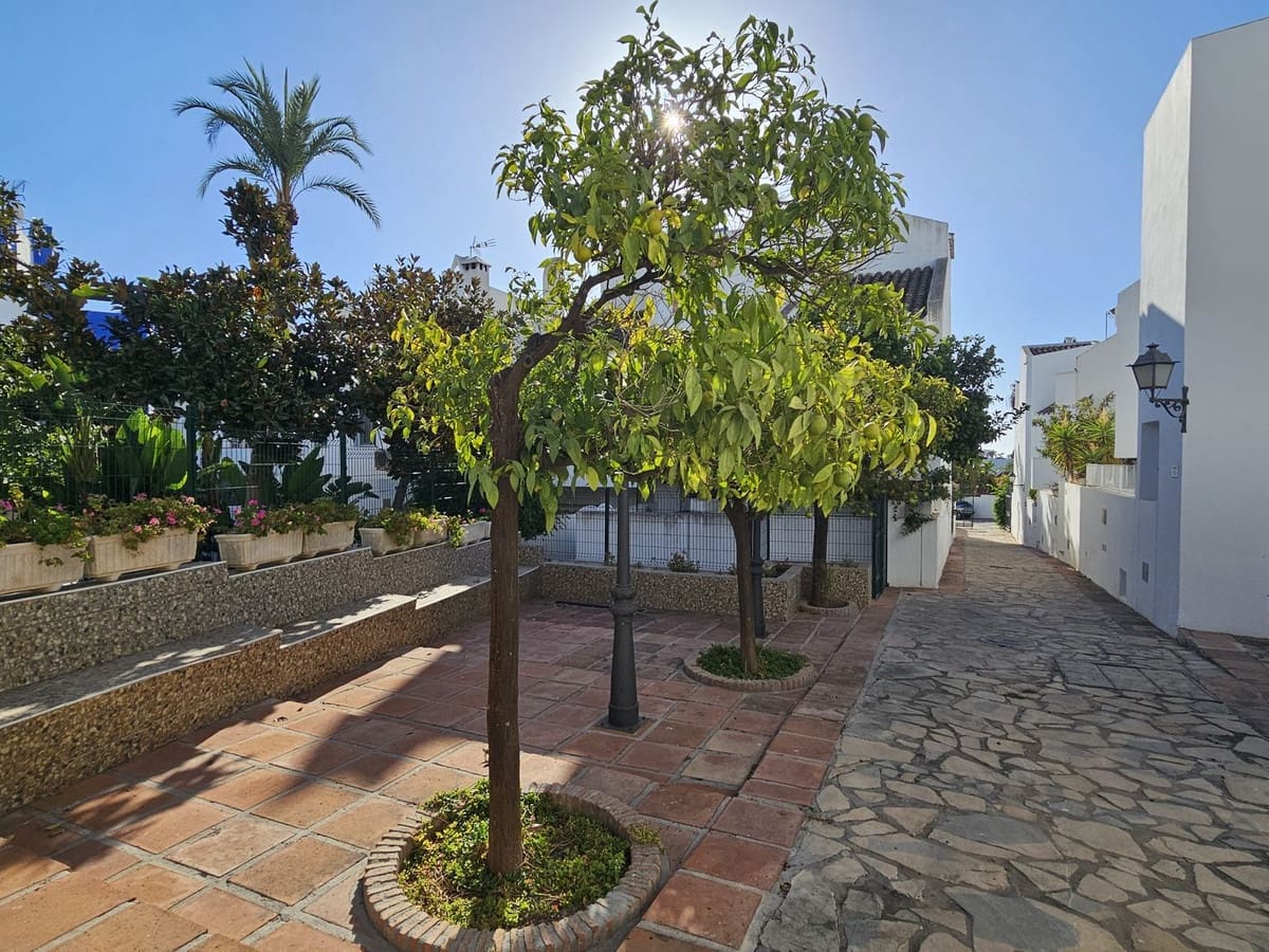 5 chambre Maison de Ville à vendre à Nueva Andalucia avec piscine - 690 000 € (Ref: 9297415)