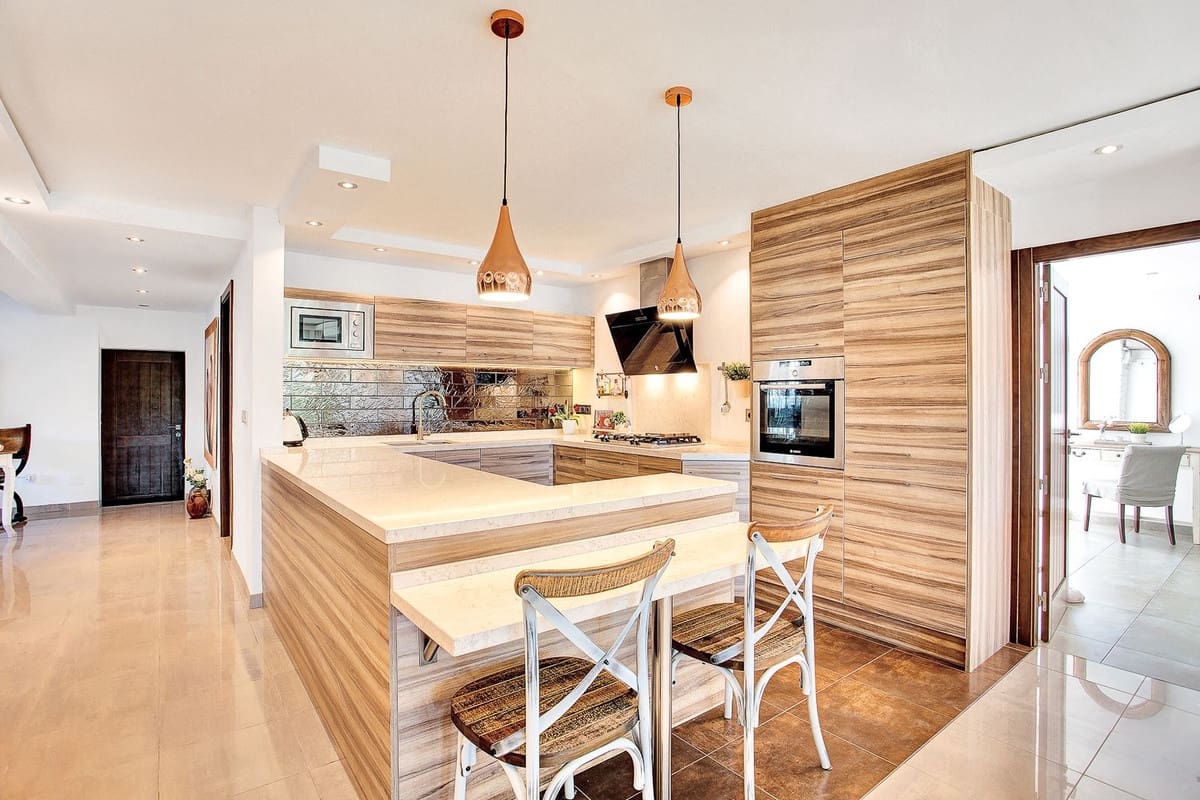 6 soveværelse Villa til leje i Marbesa med swimmingpool garage - € 7.800 (Ref: 9306854)