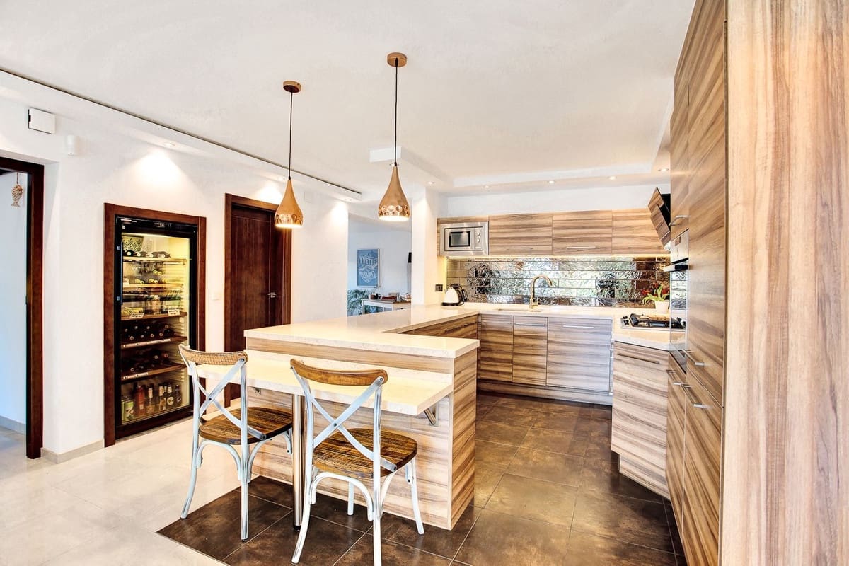 6 bedroom Villa for rent in Marbesa with pool garage - € 7,500 (Ref: 9306854)