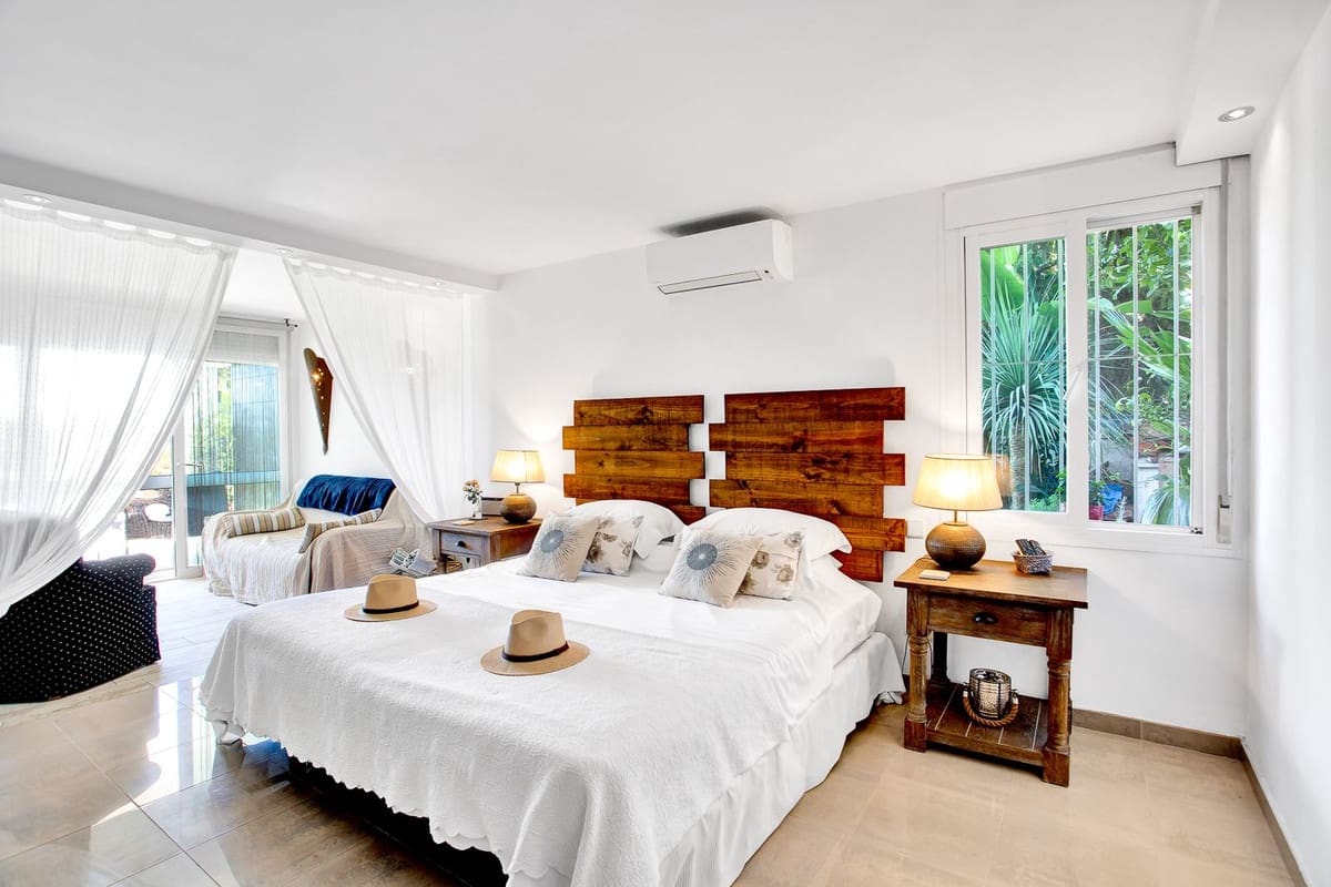 6 bedroom Villa for rent in Marbesa with pool garage - € 7,500 (Ref: 9306854)