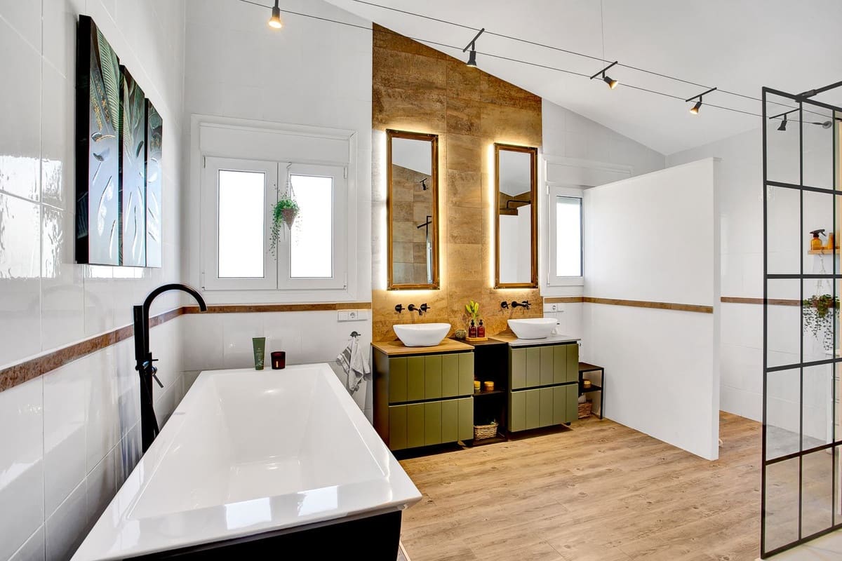 6 bedroom Villa for rent in Marbesa with pool garage - € 7,500 (Ref: 9306854)