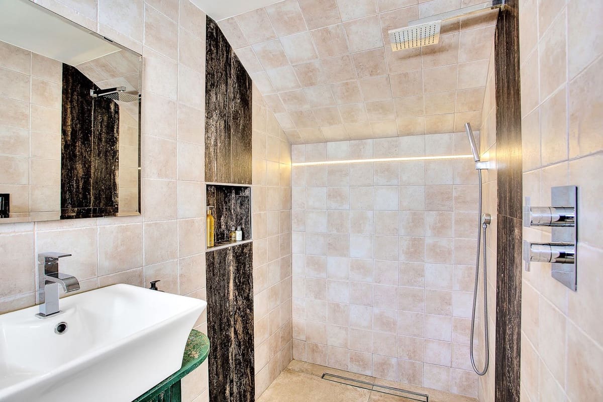 6 bedroom Villa for rent in Marbesa with pool garage - € 7,500 (Ref: 9306854)