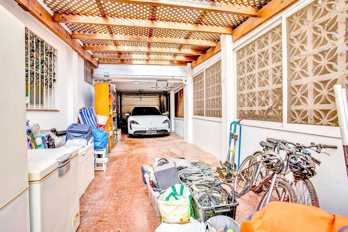 6 bedroom Villa for rent in Marbesa with pool garage - € 7,500 (Ref: 9306854)