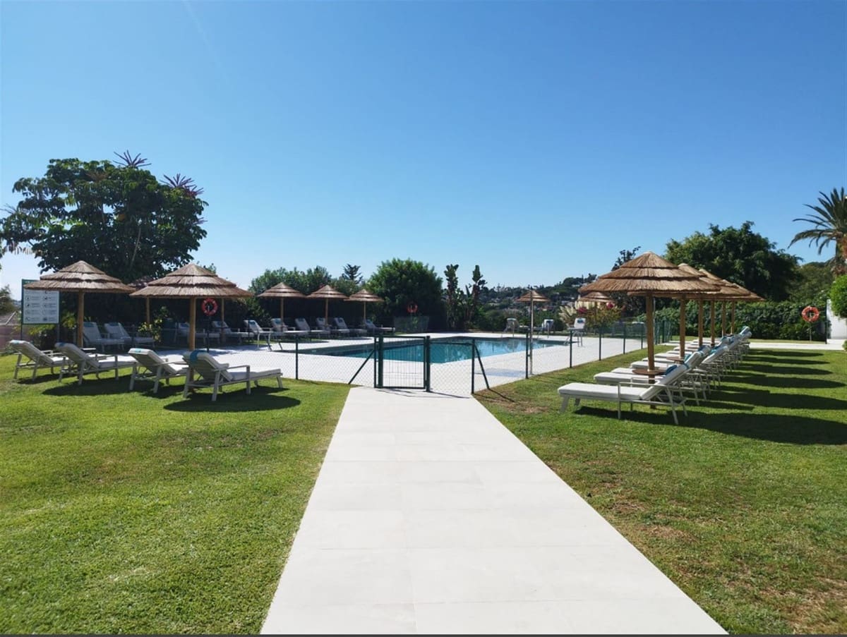 2 sypialnia Apartament na sprzedaż w Nueva Andalucia z basenem garażem - 640 000 € (Ref: 9335700)