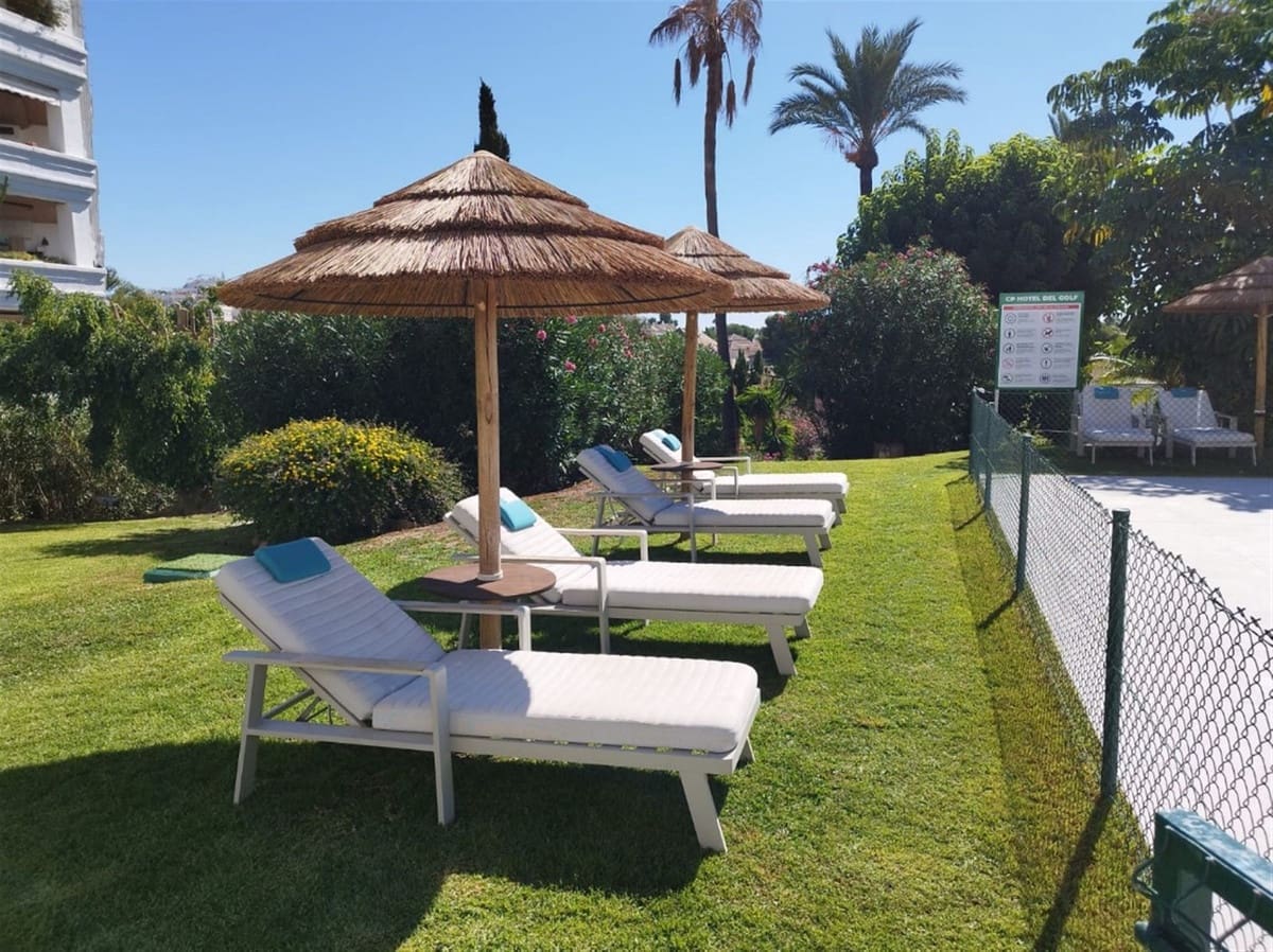 2 sypialnia Apartament na sprzedaż w Nueva Andalucia z basenem garażem - 640 000 € (Ref: 9335700)