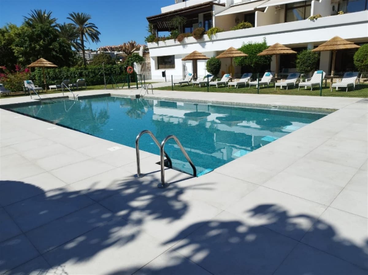 2 slaapkamer Appartement te koop in Nueva Andalucia met zwembad garage - € 640.000 (Ref: 9335700)