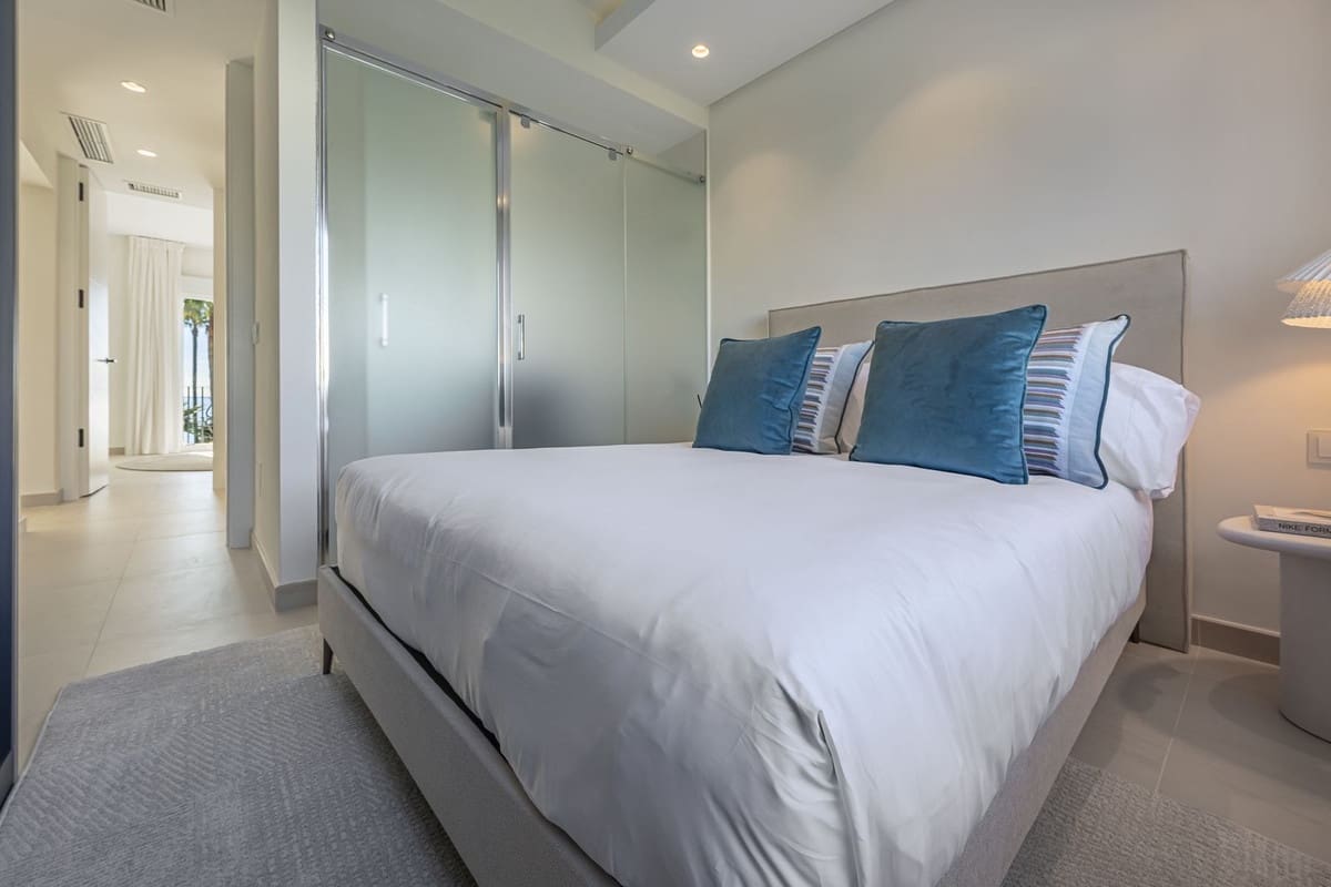 2 bedroom Apartment for sale in Estepona with pool garage - € 995,000 (Ref: 9386610)