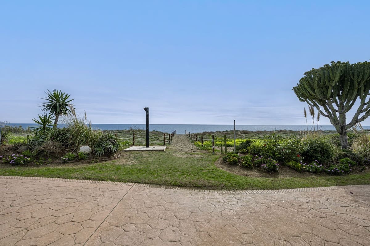 2 bedroom Apartment for sale in Estepona with pool garage - € 995,000 (Ref: 9386610)