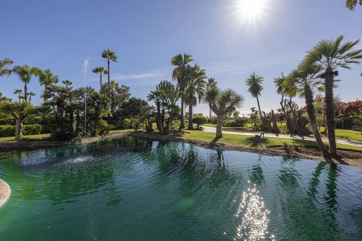 2 bedroom Apartment for sale in Estepona with pool garage - € 995,000 (Ref: 9386610)