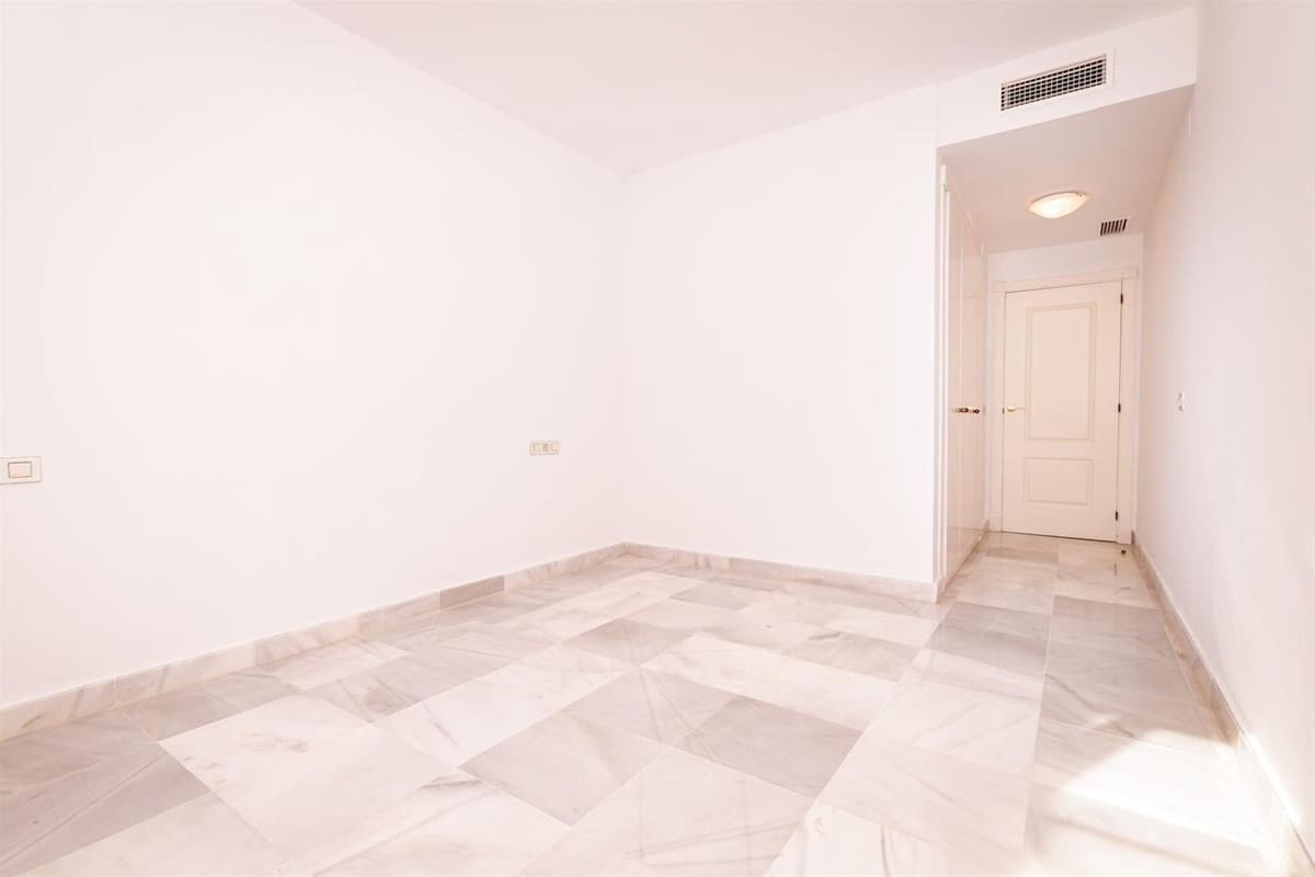 4 soverom Leilighet til salgs i Estepona med svømmebasseng garasje - € 850 000 (Ref: 9408193)