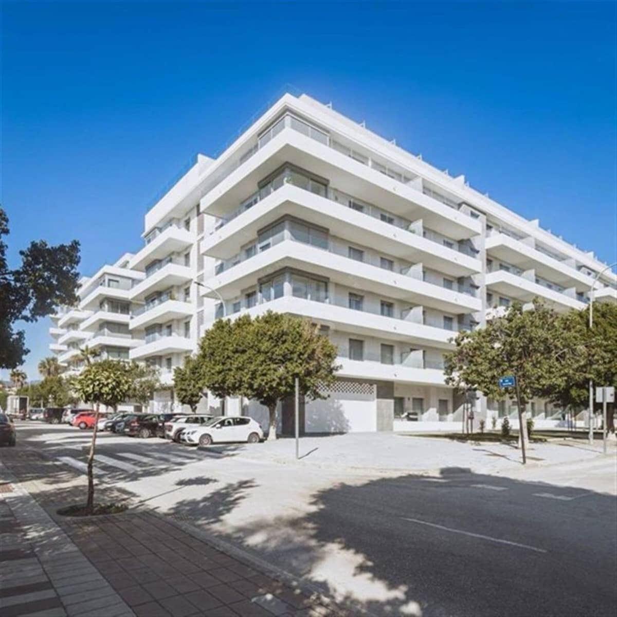 2 makuuhuone Huoneisto myytävänä paikassa Nueva Andalucia mukana uima-altaan 
autotalli - 360 000 € (Ref: 9471021)