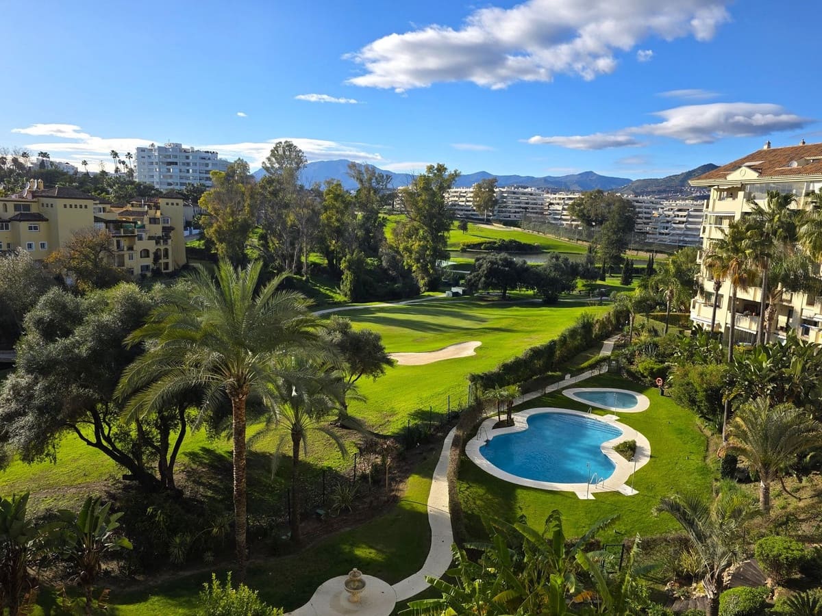 2 bedroom Apartment for sale in Guadalmina with pool garage - € 436,500 (Ref: 9490959)