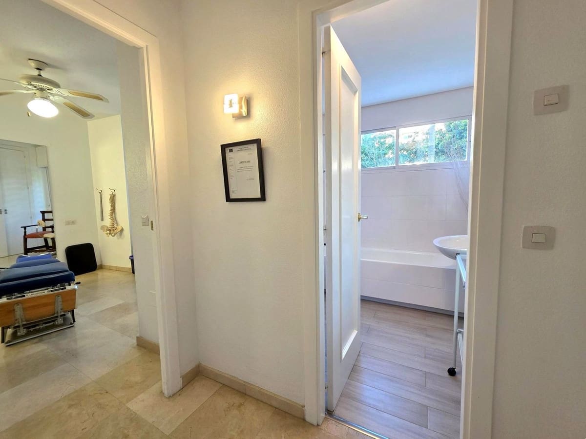 Apartamento de 2 habitaciones en Estepona en venta con piscina garaje - 315.000 € (Ref: 9618497)