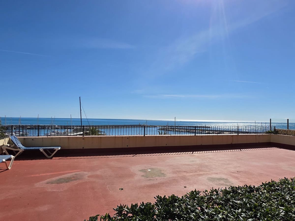 Apartamento de 2 habitaciones en Estepona en venta con piscina garaje - 315.000 € (Ref: 9618497)
