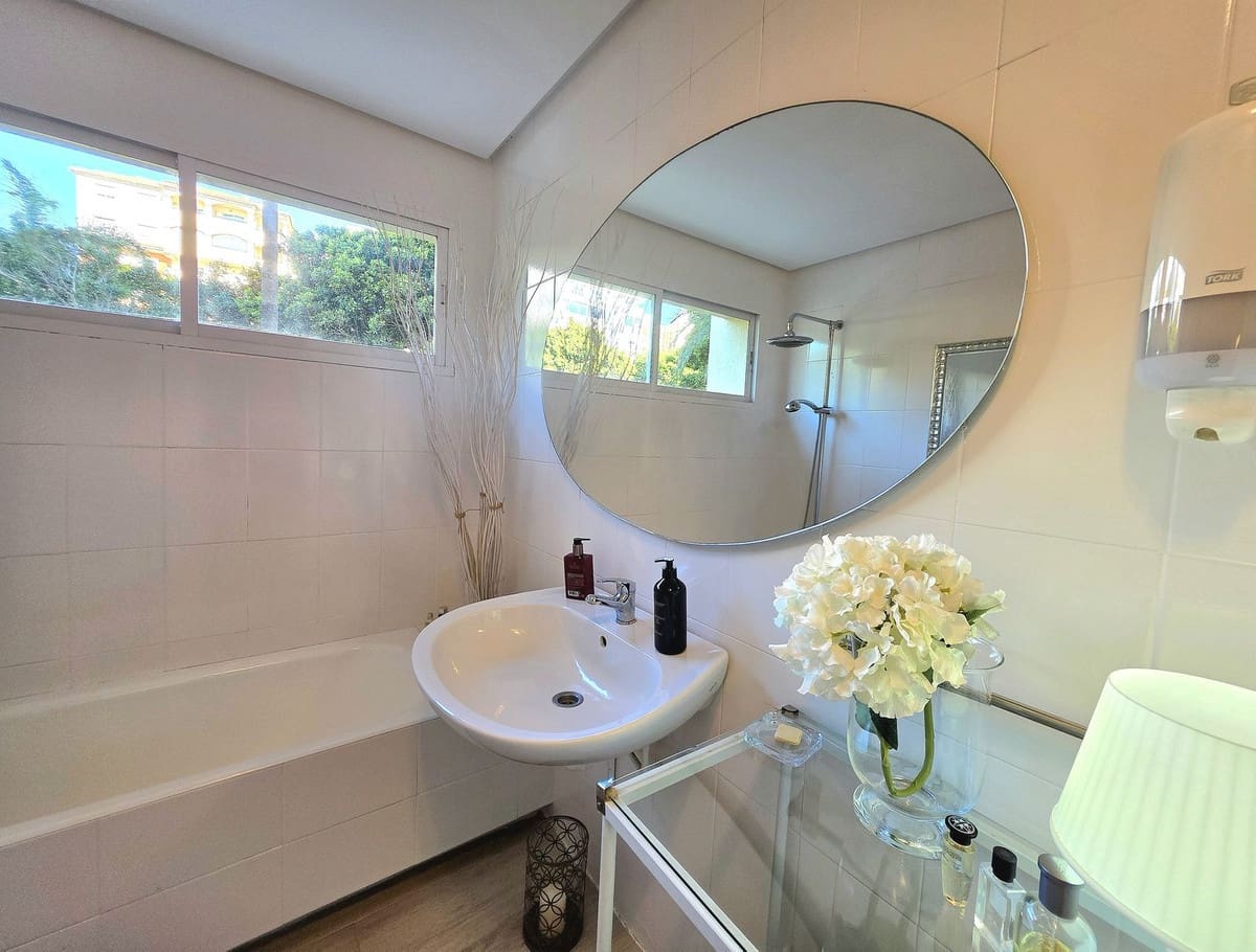 Apartamento de 2 habitaciones en Estepona en venta con piscina garaje - 315.000 € (Ref: 9618497)