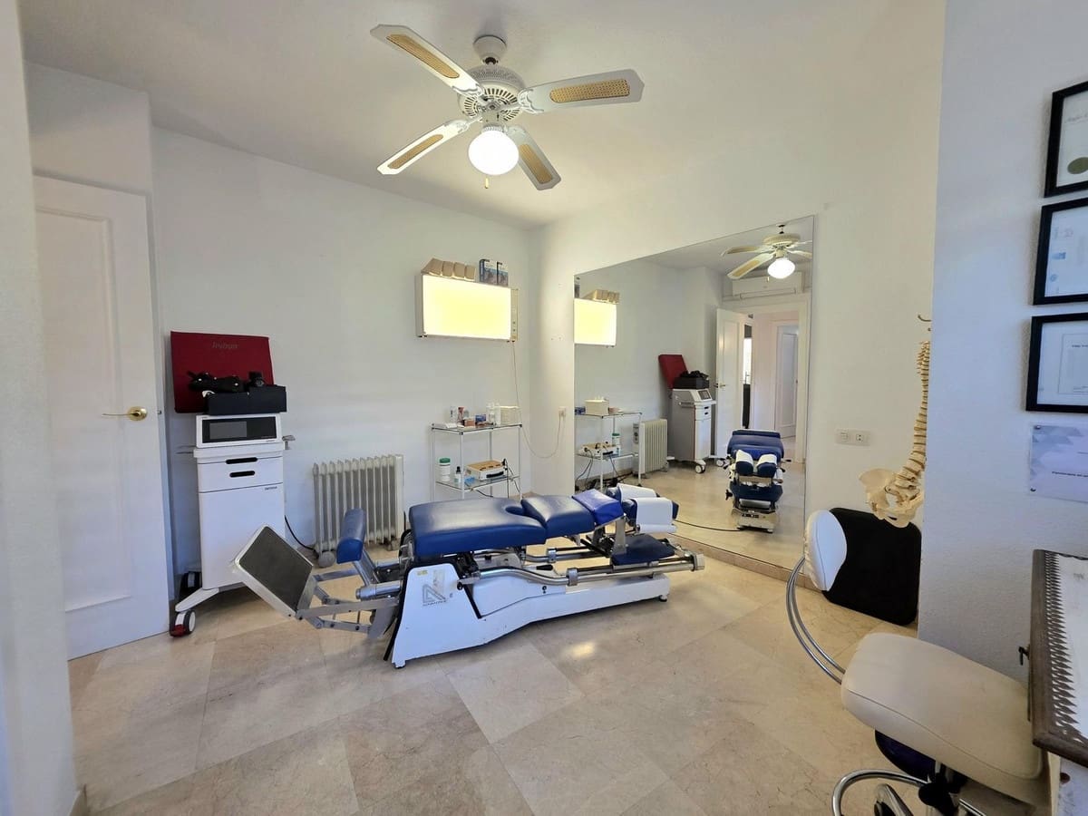 Apartamento de 2 habitaciones en Estepona en venta con piscina garaje - 315.000 € (Ref: 9618497)