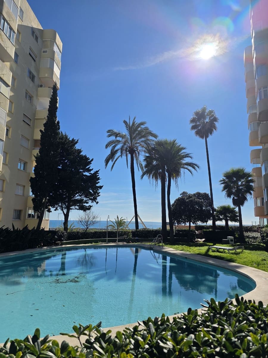 Apartamento de 2 habitaciones en Estepona en venta con piscina garaje - 315.000 € (Ref: 9618497)