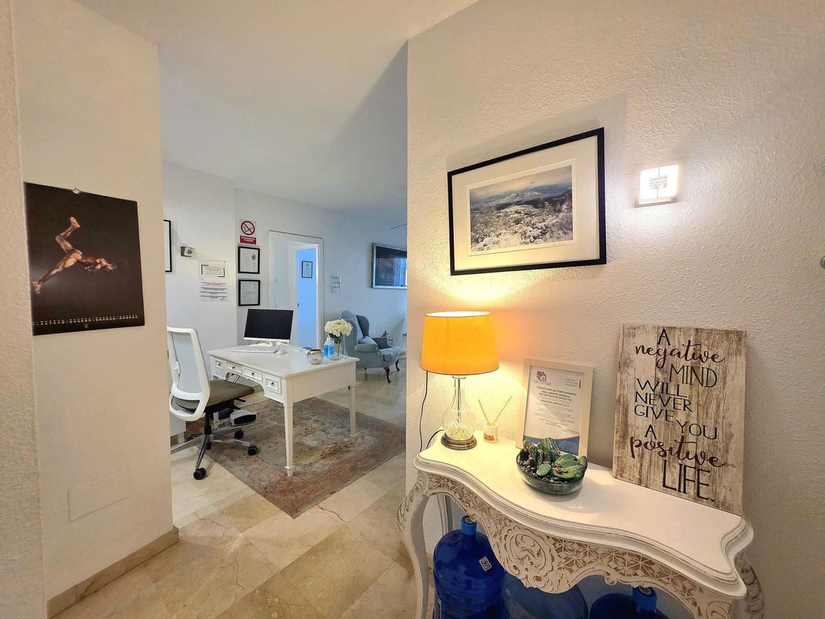 Apartamento de 2 habitaciones en Estepona en venta con piscina garaje - 315.000 € (Ref: 9618497)