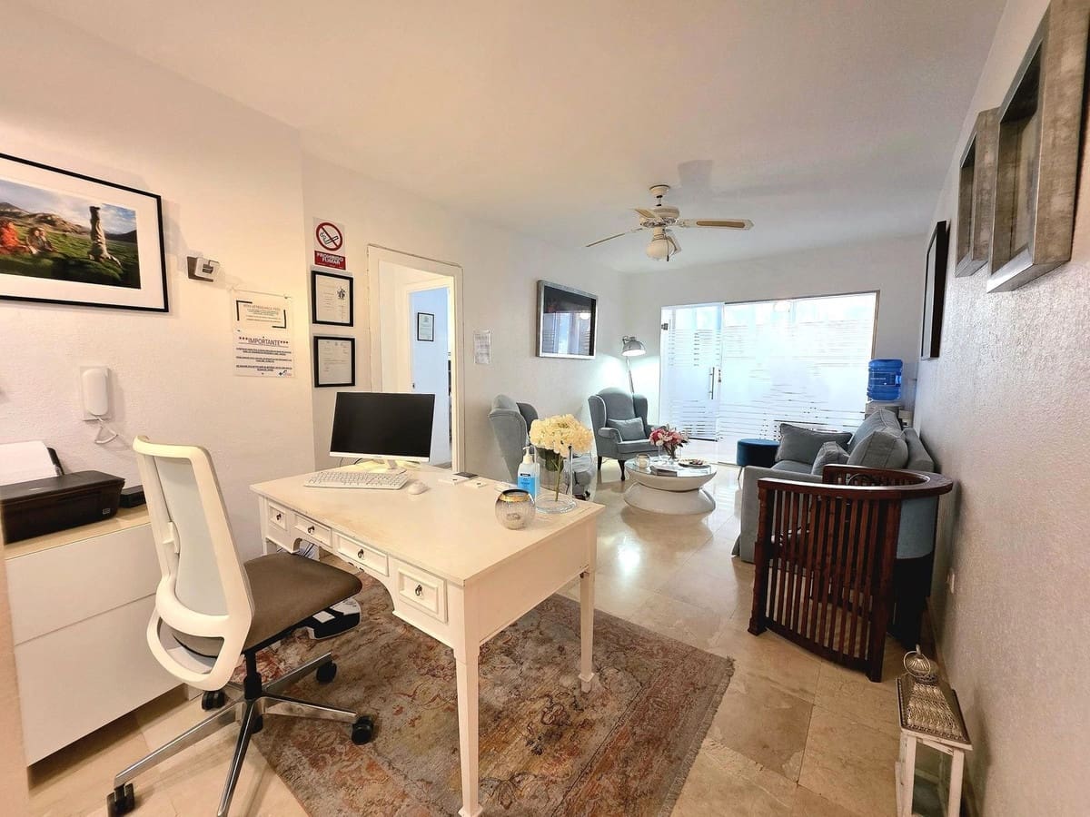 Apartamento de 2 habitaciones en Estepona en venta con piscina garaje - 315.000 € (Ref: 9618497)