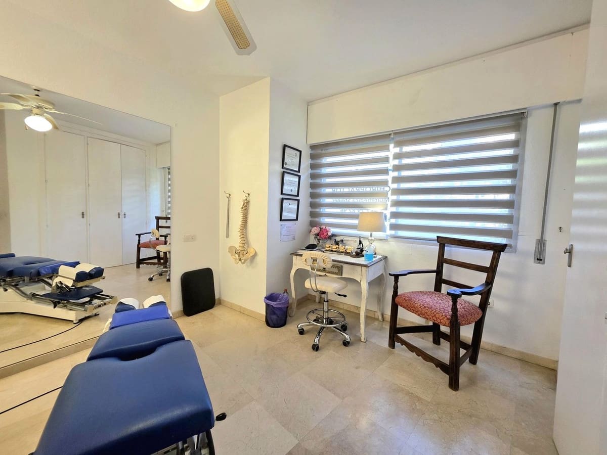 Apartamento de 2 habitaciones en Estepona en venta con piscina garaje - 315.000 € (Ref: 9618497)