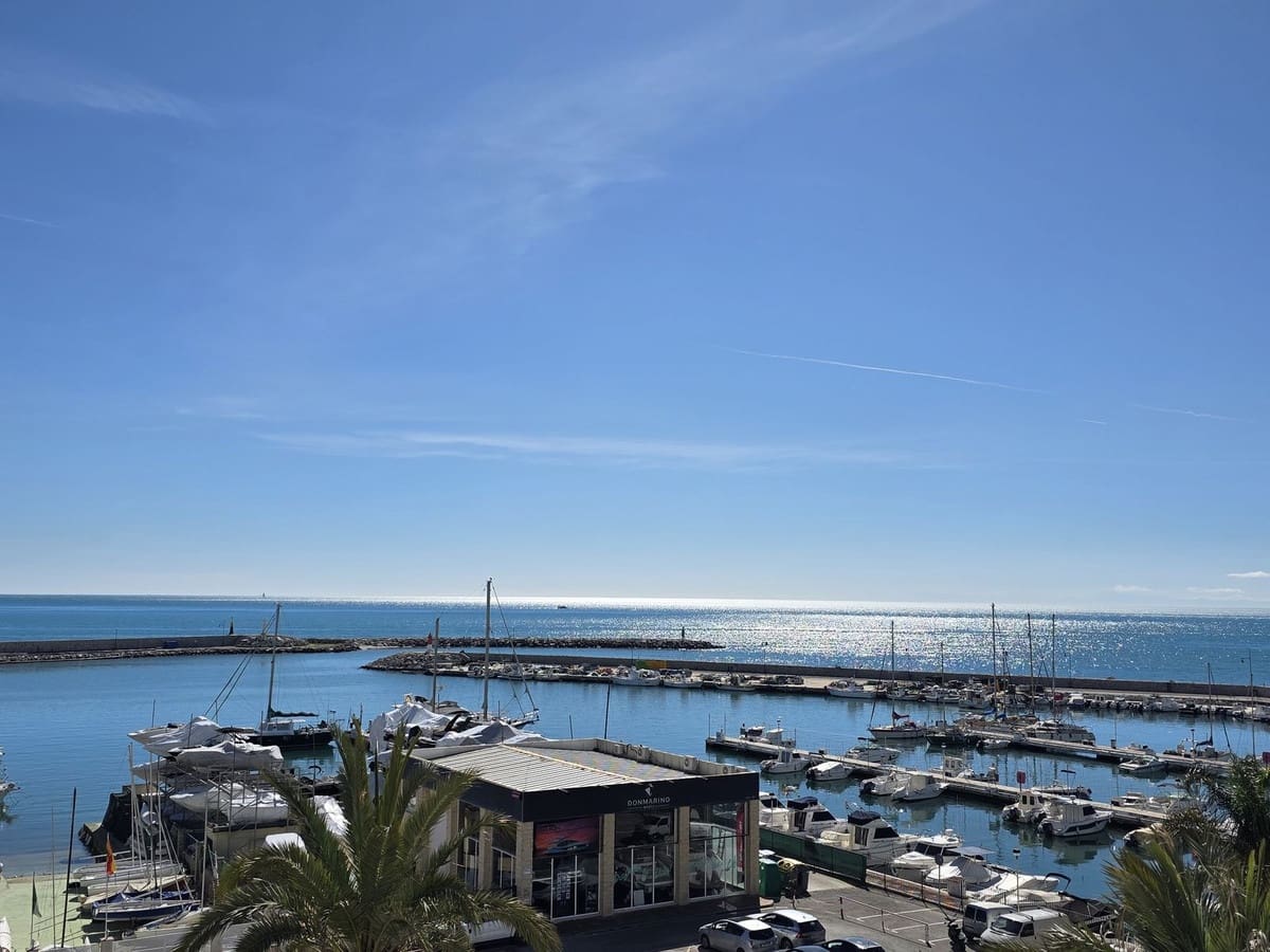 Apartamento de 2 habitaciones en Estepona en venta con piscina garaje - 315.000 € (Ref: 9618497)
