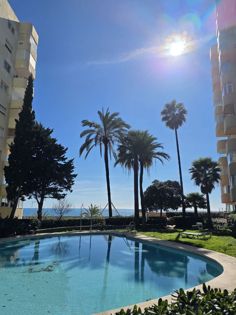 Apartamento de 2 habitaciones en Estepona en venta con piscina garaje - 315.000 € (Ref: 9618497)