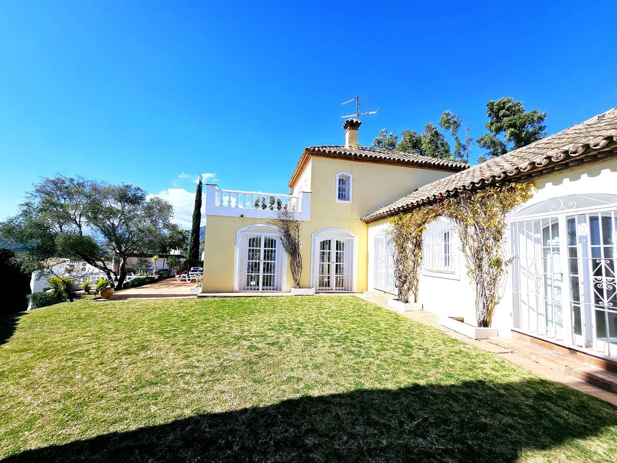 5 bedroom Villa for sale in Benahavis with pool garage - € 1,475,000 (Ref: 9622222)