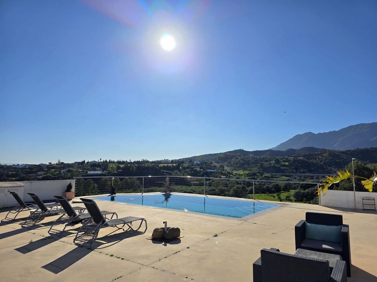 4 bedroom Villa for sale in Estepona with pool garage - € 929,000 (Ref: 9747468)