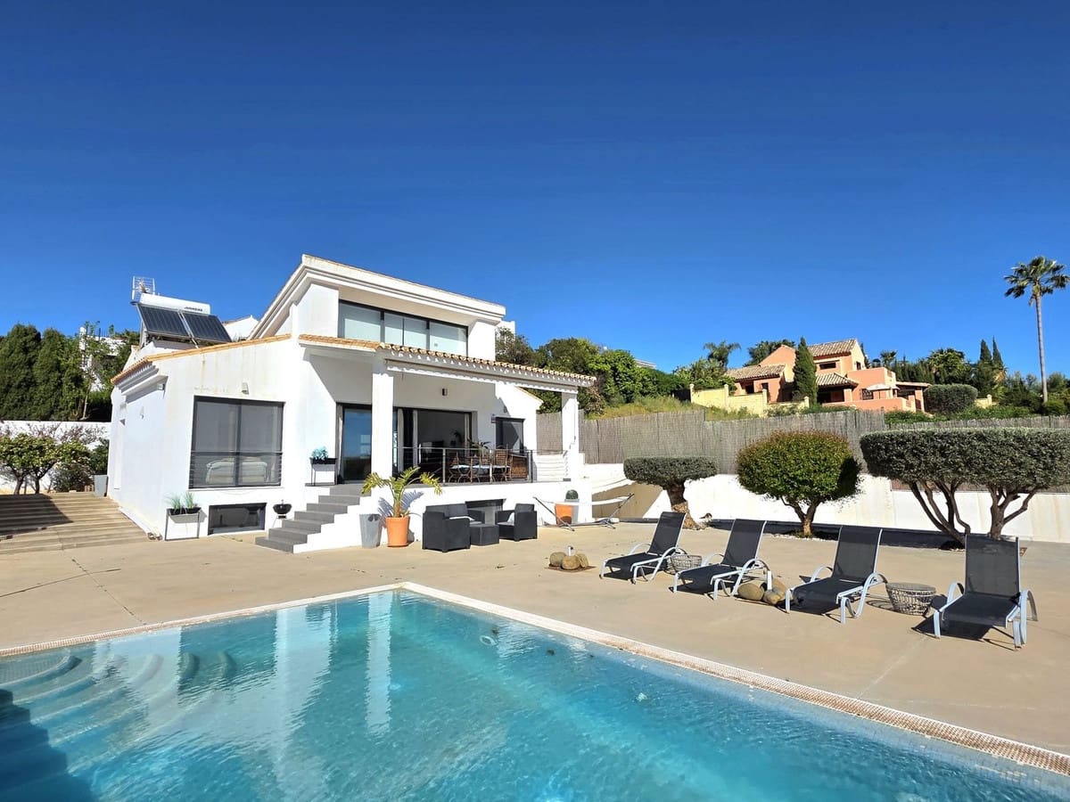 4 bedroom Villa for sale in Estepona with pool garage - € 929,000 (Ref: 9747468)