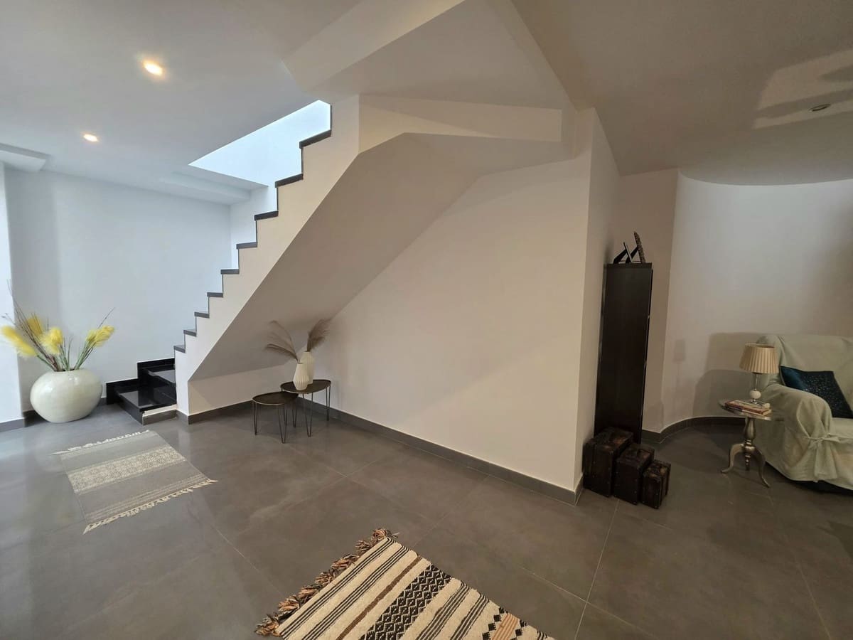 4 bedroom Villa for sale in Estepona with pool garage - € 929,000 (Ref: 9747468)