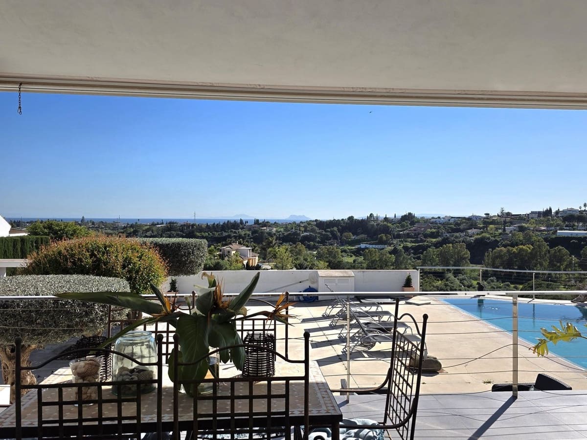 4 bedroom Villa for sale in Estepona with pool garage - € 929,000 (Ref: 9747468)