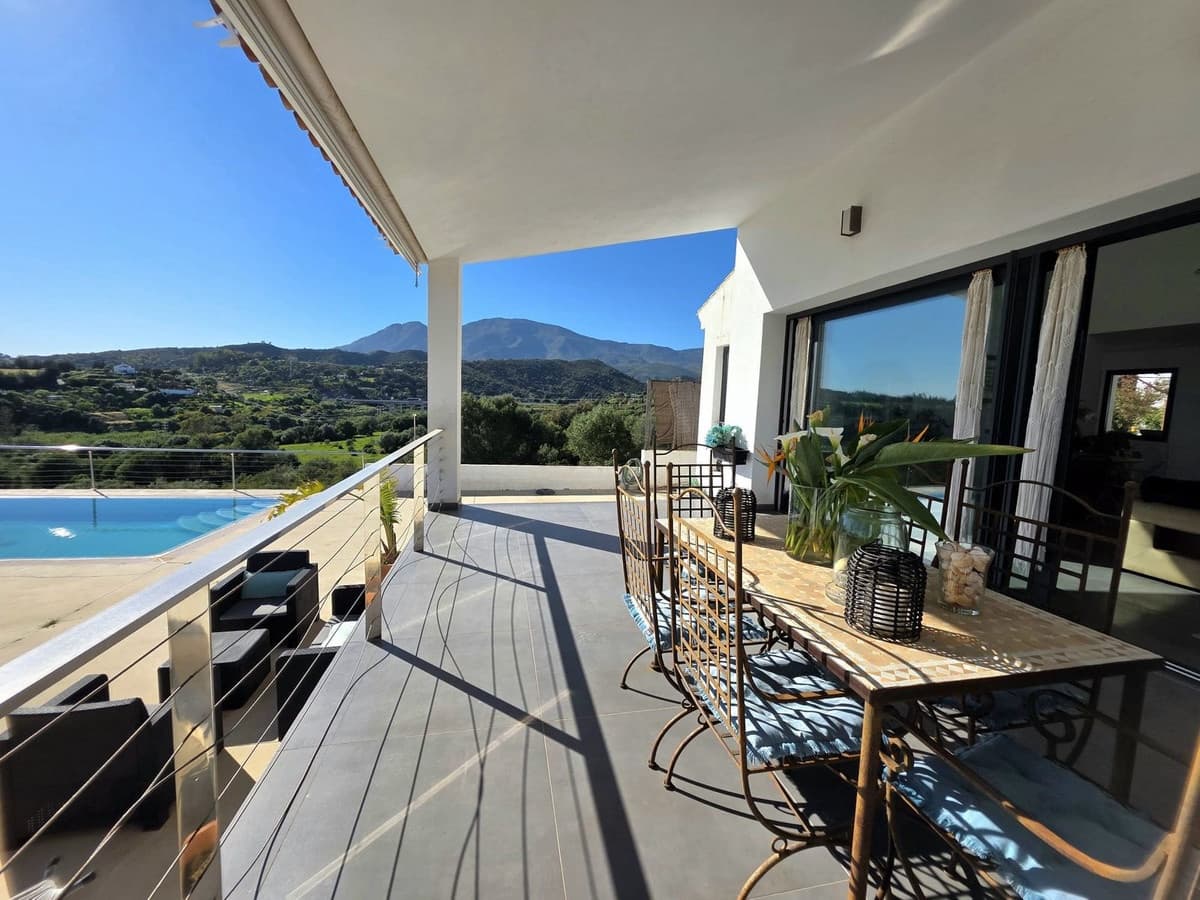 4 bedroom Villa for sale in Estepona with pool garage - € 929,000 (Ref: 9747468)