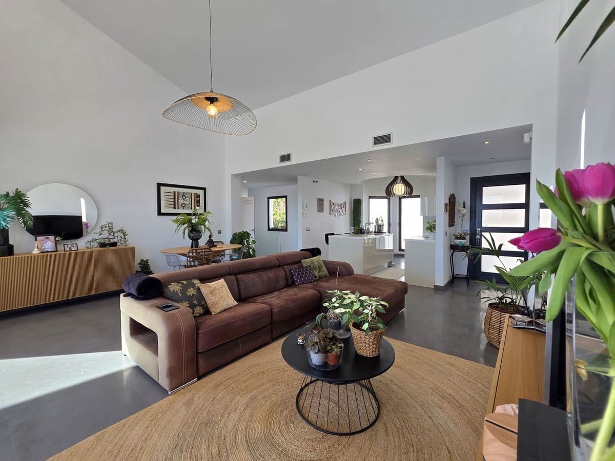 4 bedroom Villa for sale in Estepona with pool garage - € 929,000 (Ref: 9747468)