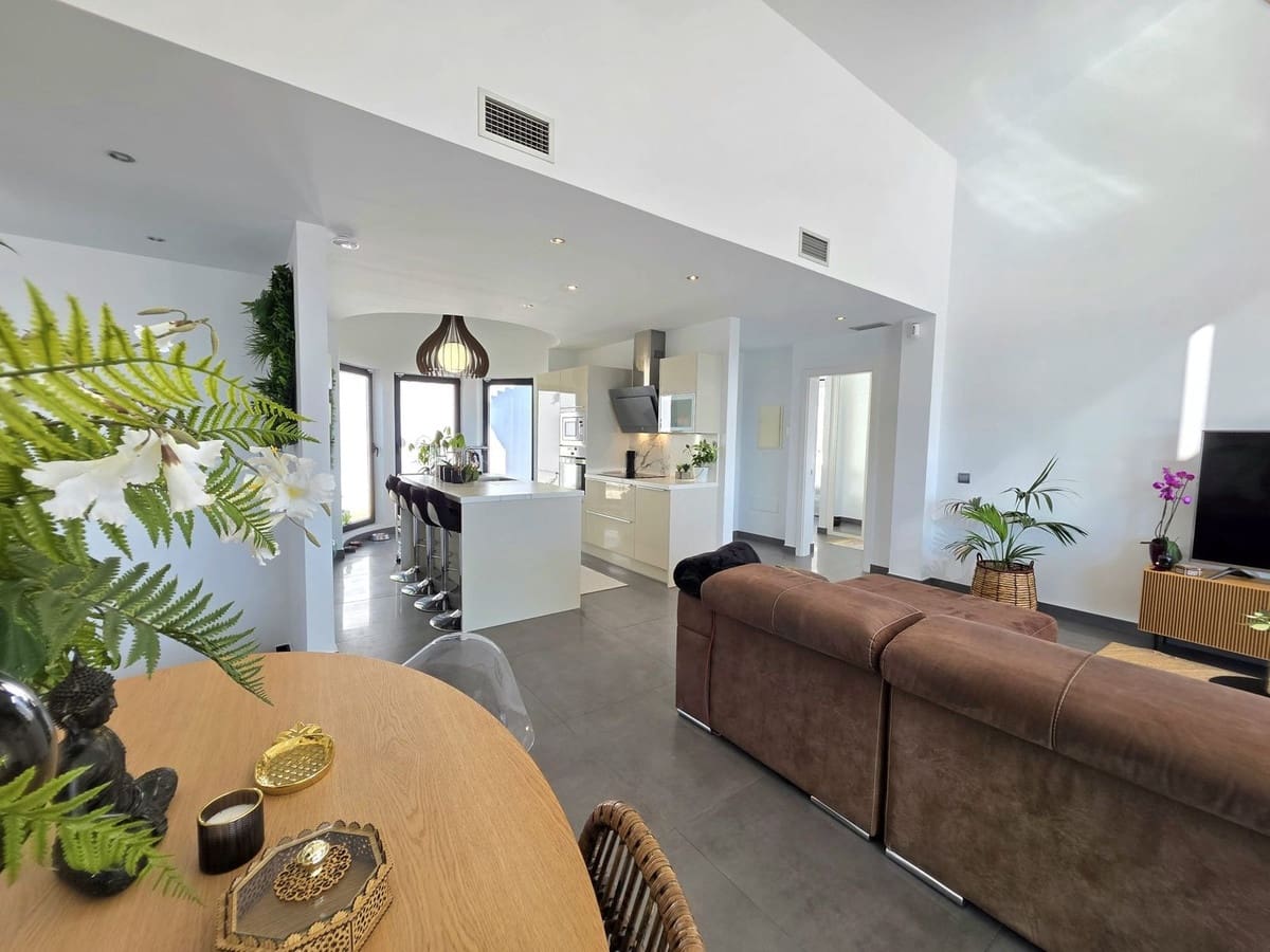 4 bedroom Villa for sale in Estepona with pool garage - € 929,000 (Ref: 9747468)