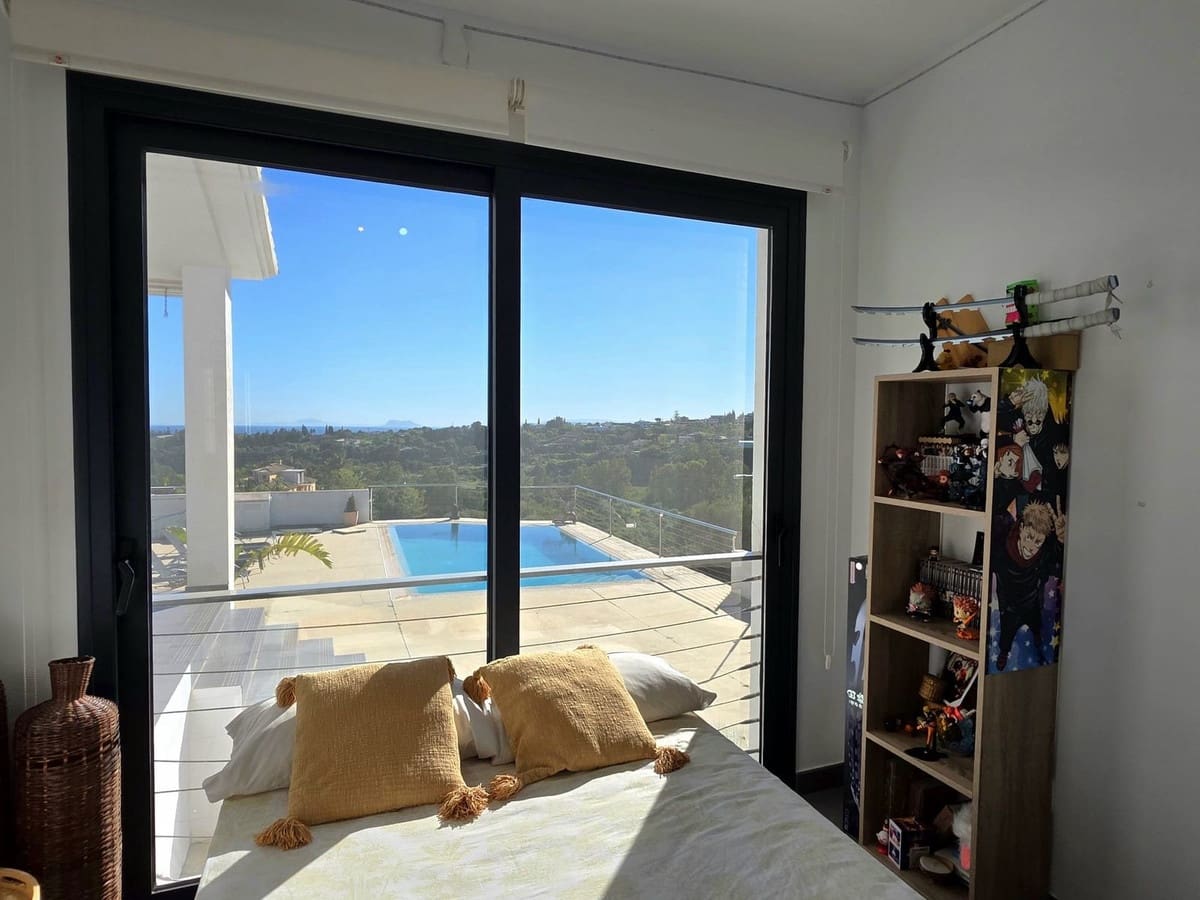 4 bedroom Villa for sale in Estepona with pool garage - € 929,000 (Ref: 9747468)