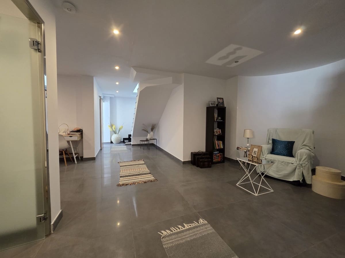 4 bedroom Villa for sale in Estepona with pool garage - € 929,000 (Ref: 9747468)